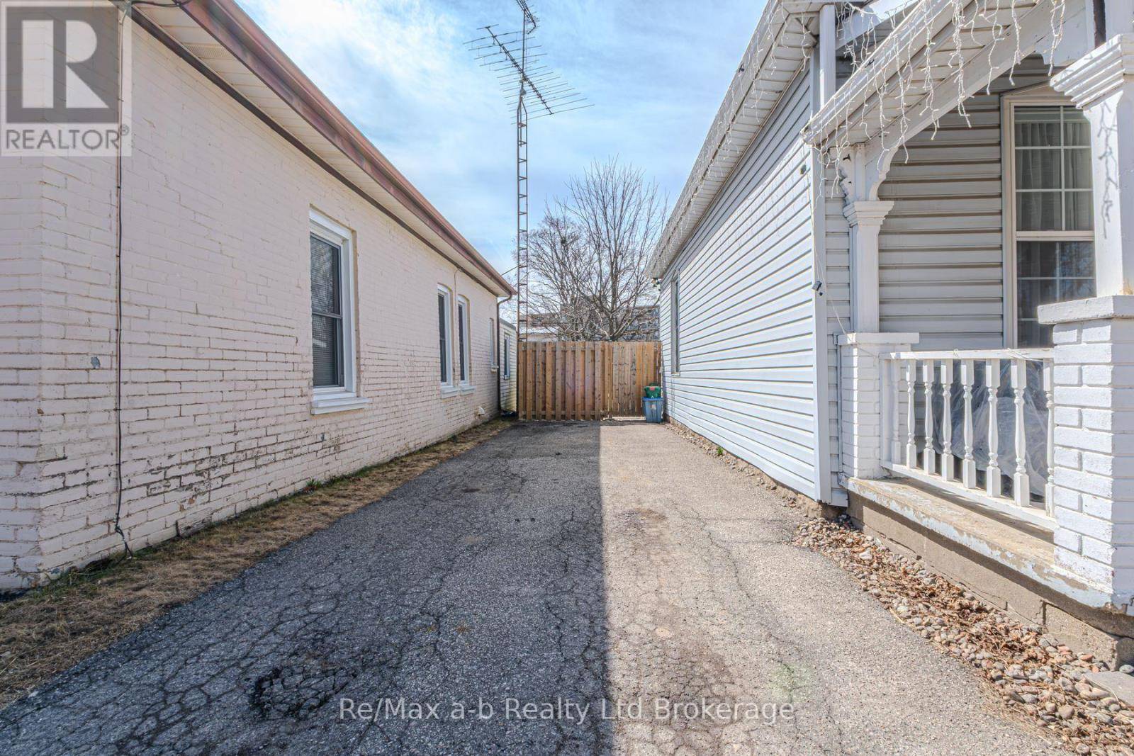 Brant (brantford Twp), ON N3R1A7,42 LAWRENCE STREET