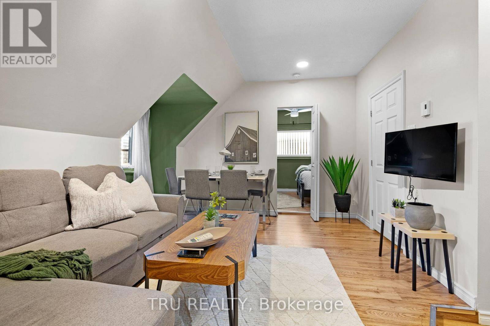 Ottawa, ON K2P1P2,160 Metcalfe ST #1