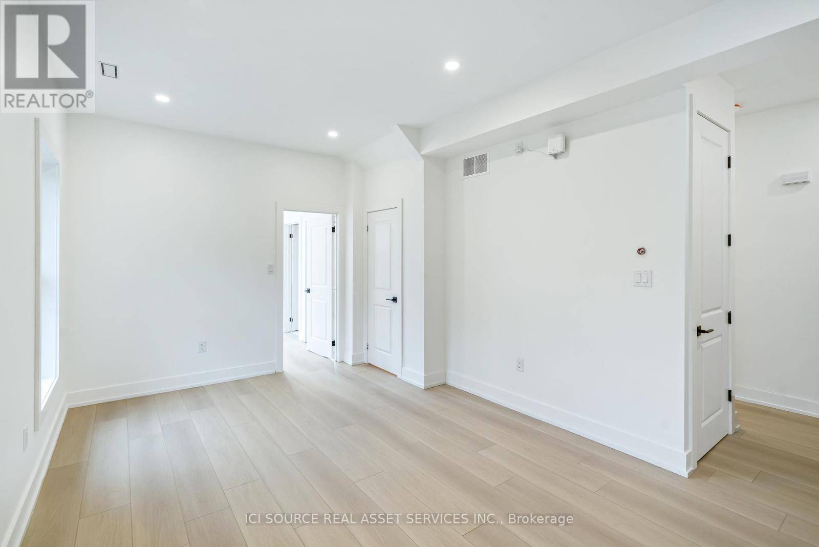 Hamilton (strathcona), ON L8P3V3,42 Ray ST South #1