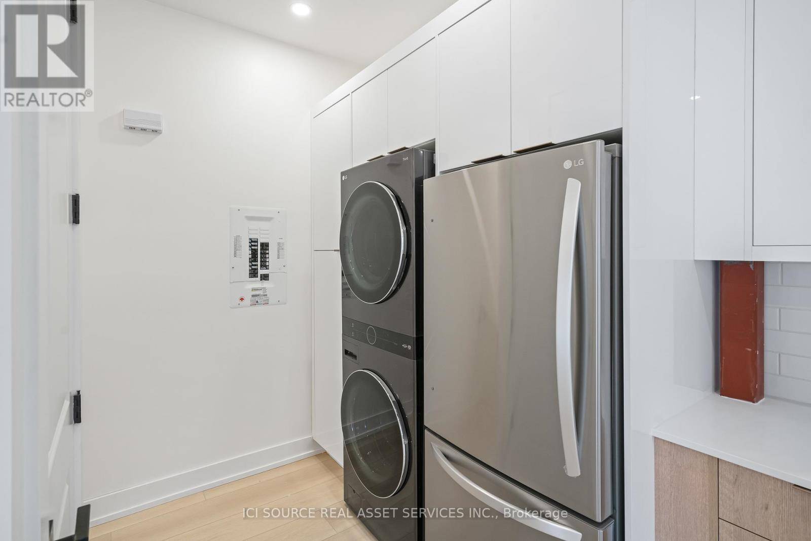 Hamilton (strathcona), ON L8P3V3,42 Ray ST South #1
