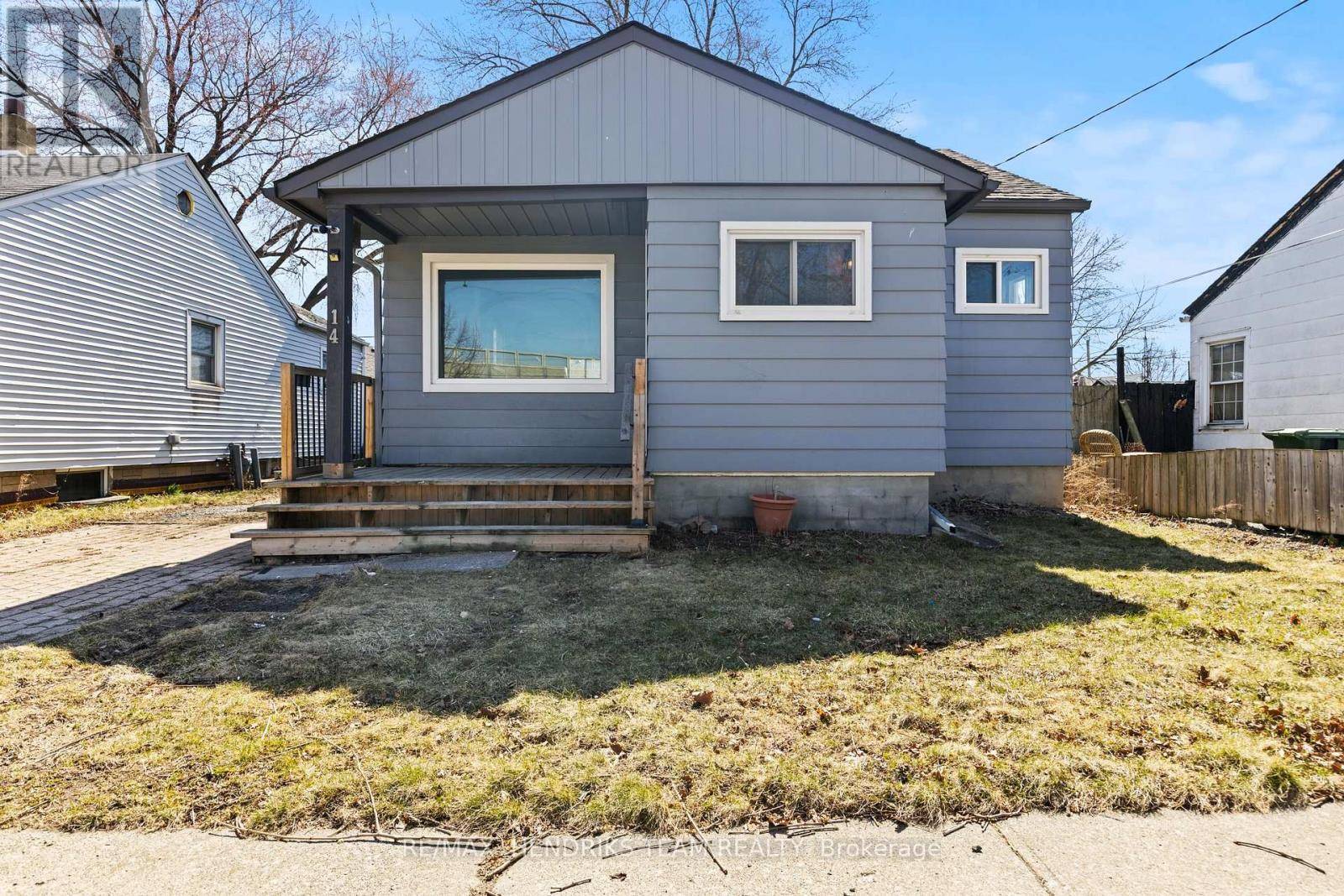 St. Catharines (e. Chester), ON L2R2T7,14 ELMWOOD AVENUE