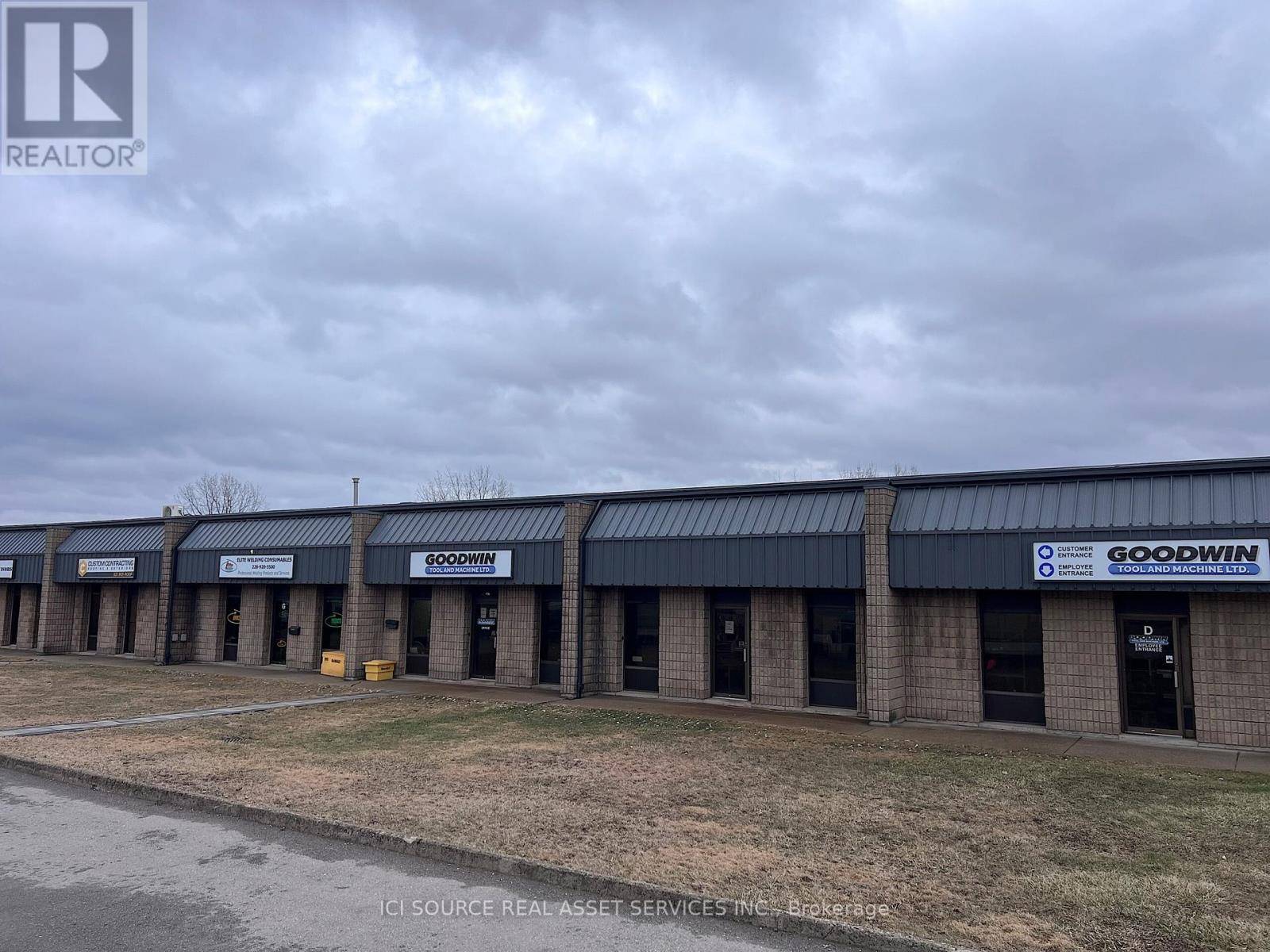 Brantford, ON N3S0H4,45 WORTHINGTON DRIVE