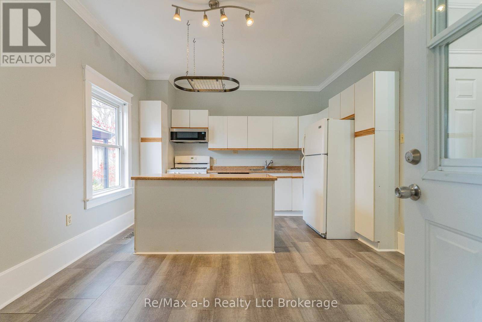 Tillsonburg, ON N4G1Z8,72-74 BROCK STREET E