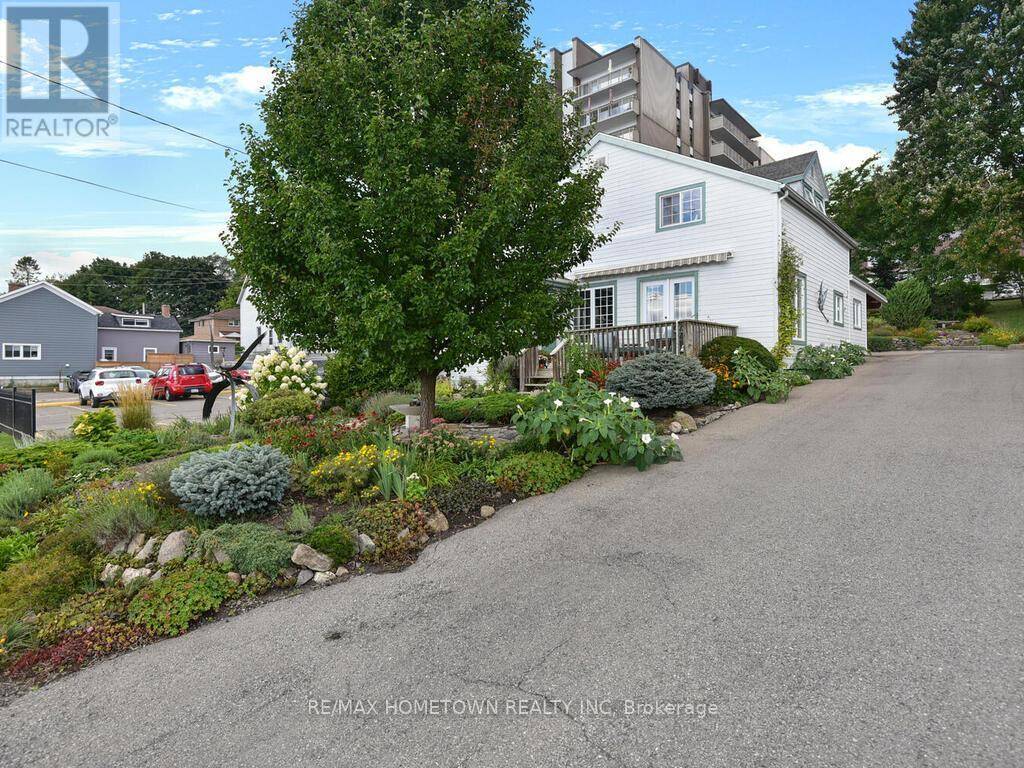 Brockville, ON K6V1A5,92 WATER STREET E
