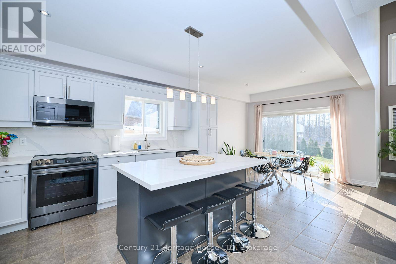 Fort Erie (crescent Park), ON L2A6W2,680 BRIAN STREET