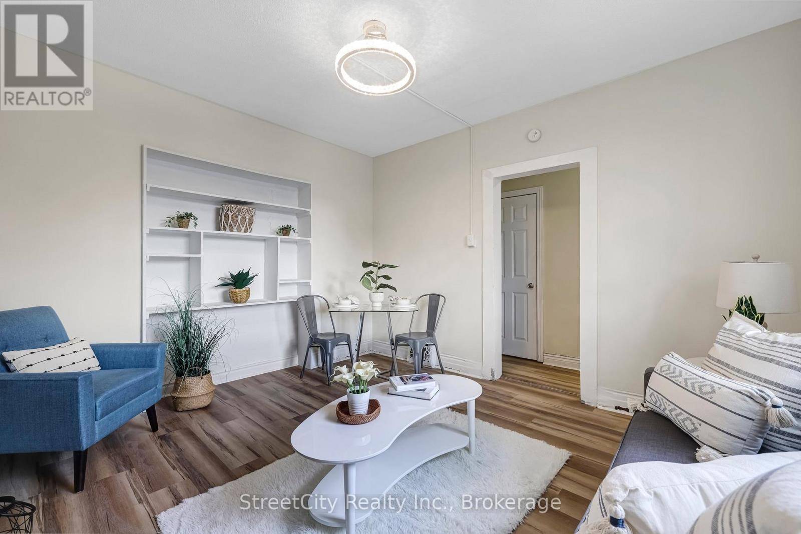 Hamilton (gibson), ON L8L6E5,1 MILTON AVENUE
