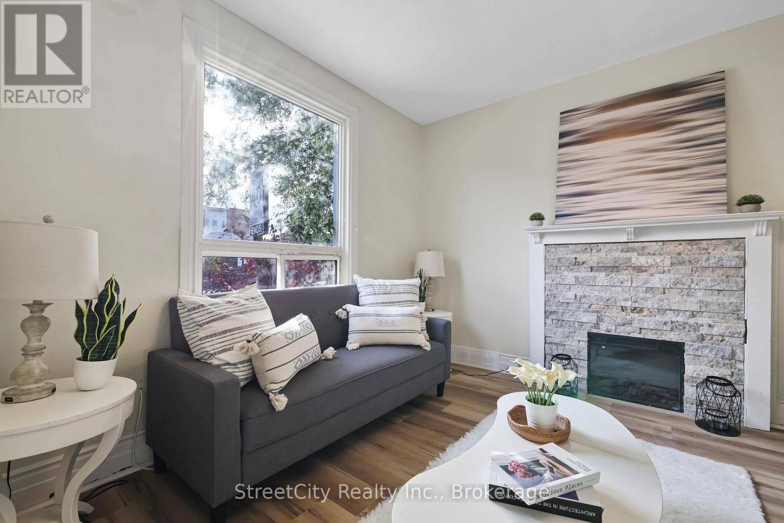 Hamilton (gibson), ON L8L6E5,1 MILTON AVENUE