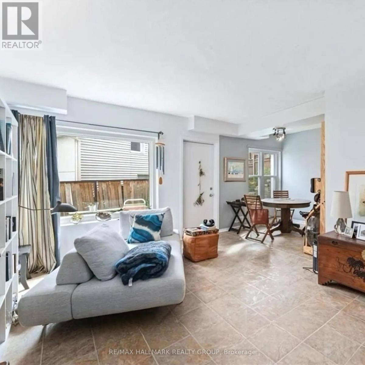 Ottawa, ON K1M0P3,9 ACACIA AVE #1
