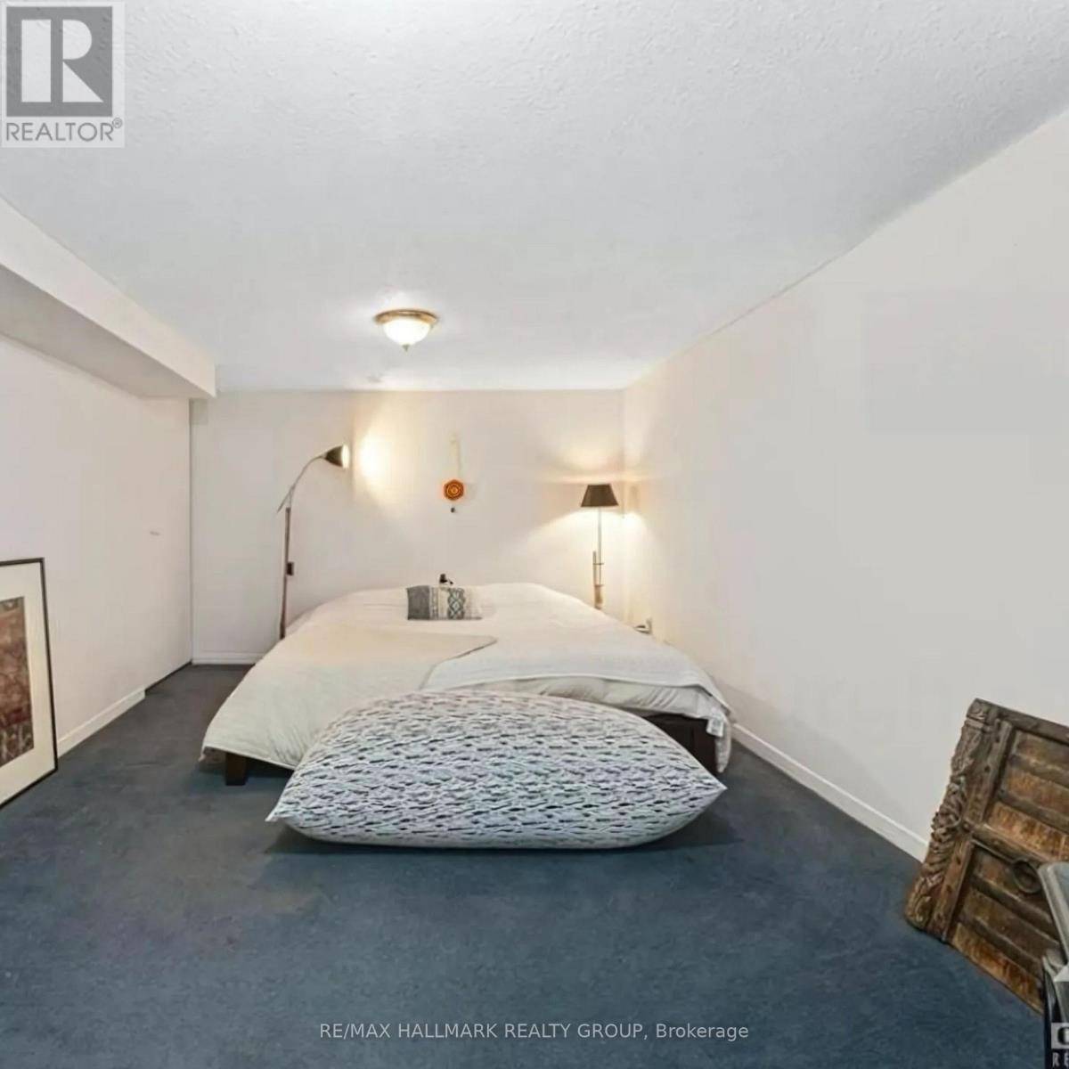 Ottawa, ON K1M0P3,9 ACACIA AVE #1