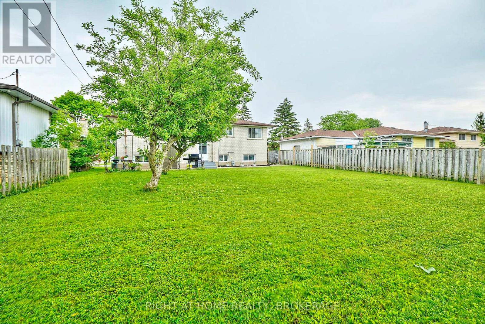 Welland (n. Welland), ON L3C5Y2,23 NORTHGATE DRIVE