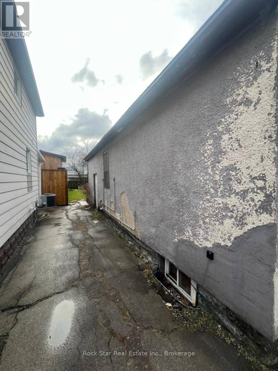 Welland (lincoln/crowland), ON L3B1W9,54 CROWLAND AVENUE