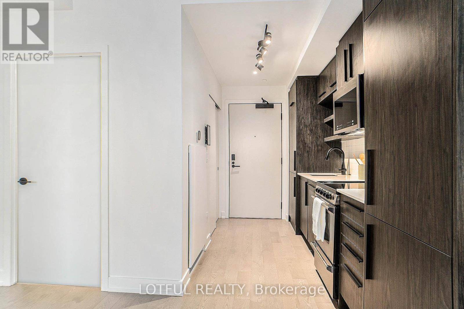 Ottawa, ON K1N0G3,560 Rideau ST #1309