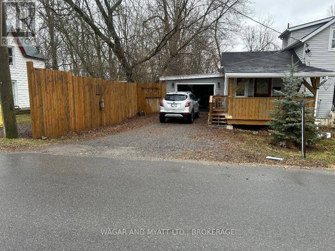 Tyendinaga (tyendinaga Township), ON K0K3A0,95 YOUNG STREET E