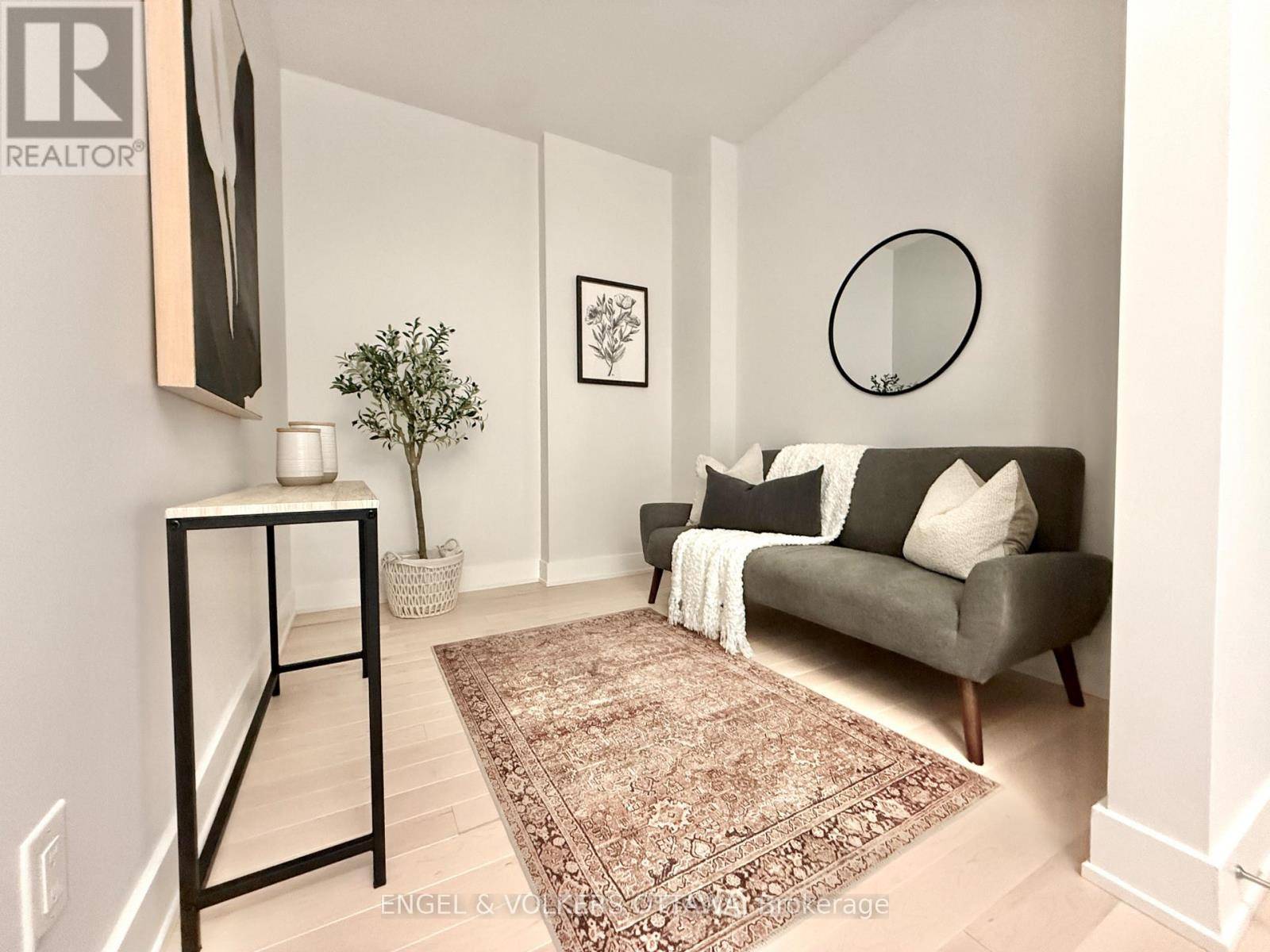 Ottawa, ON K1Z0B1,88 Richmond RD #203