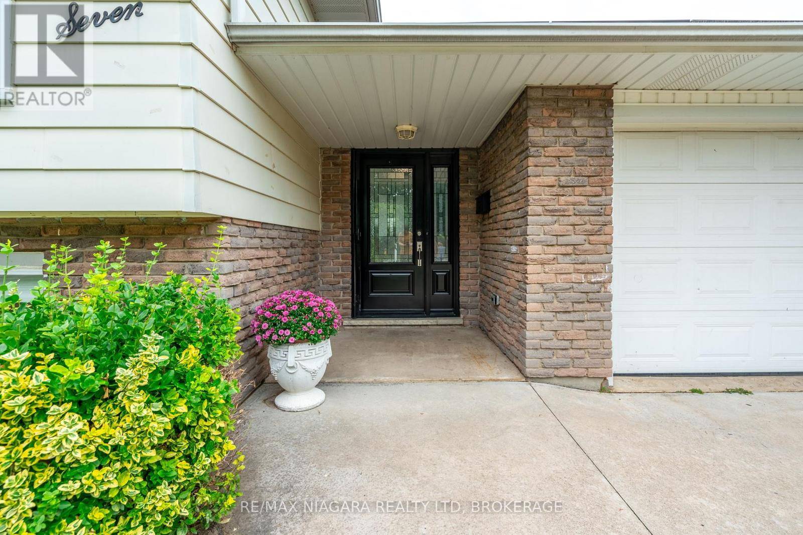 St. Catharines (martindale Pond), ON L2N4B7,7 ROYAL OAK DRIVE