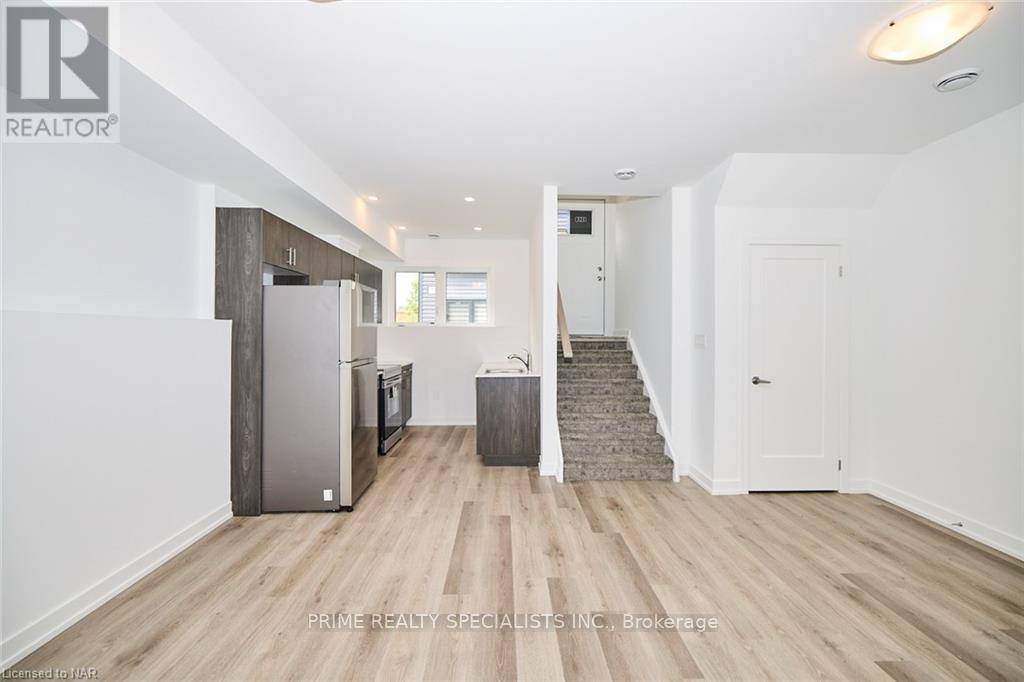 Welland (n. Welland), ON L3C0K1,781 Clare AVE #211