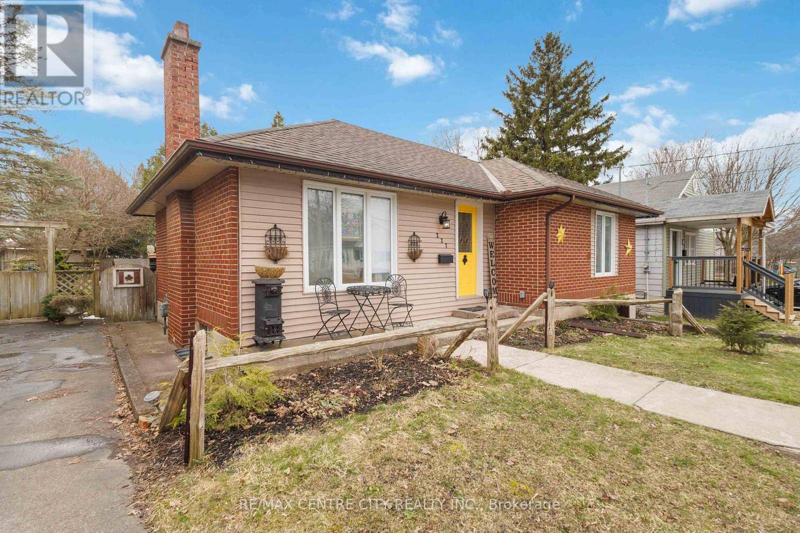 London East (east M), ON N5W4J2,227 OAKLAND AVENUE