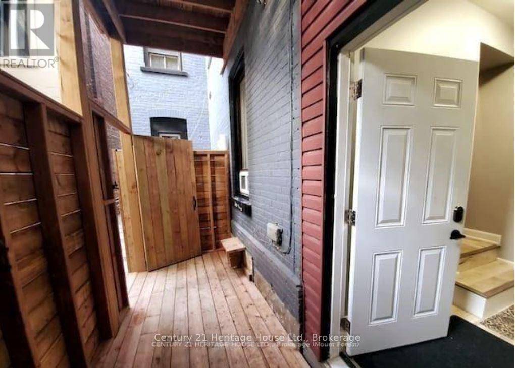 Hamilton (landsdale), ON L8R1E5,210 Wilson ST #C