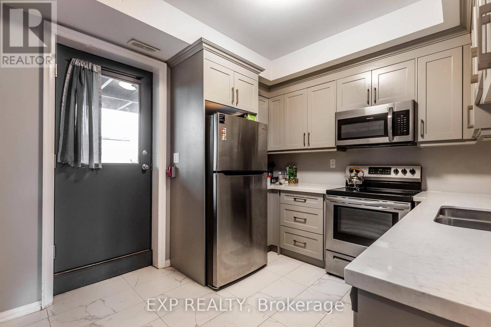 Hamilton (landsdale), ON L8R1N3,144 Wellington ST North #2