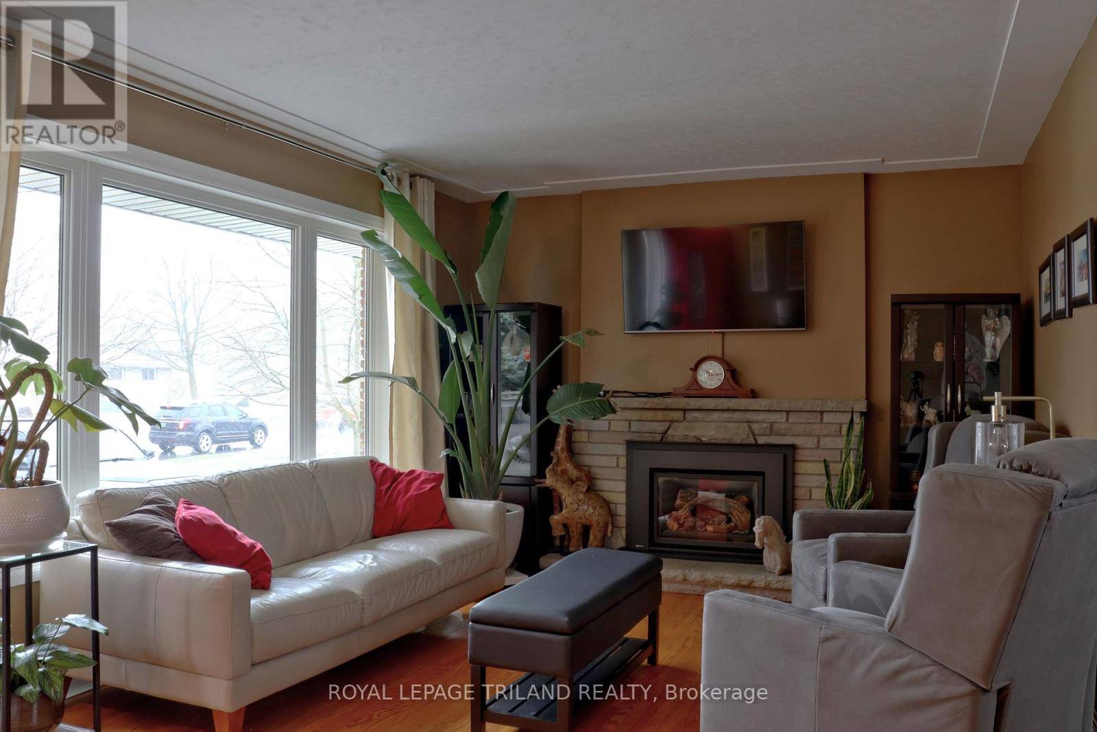 London South (south D), ON N6J3K2,517 BEACHWOOD AVENUE