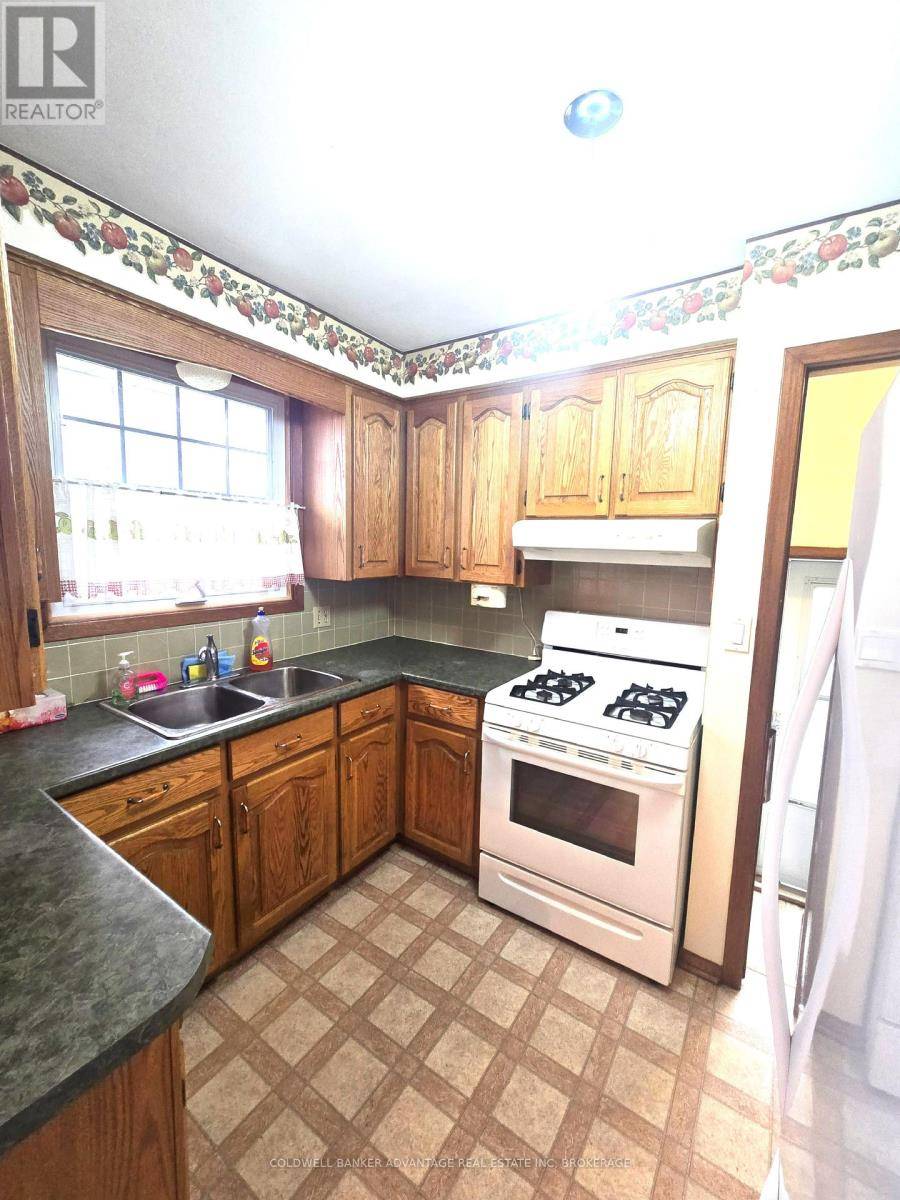 Fort Erie (crescent Park), ON L2A5B6,748 PARKDALE AVENUE