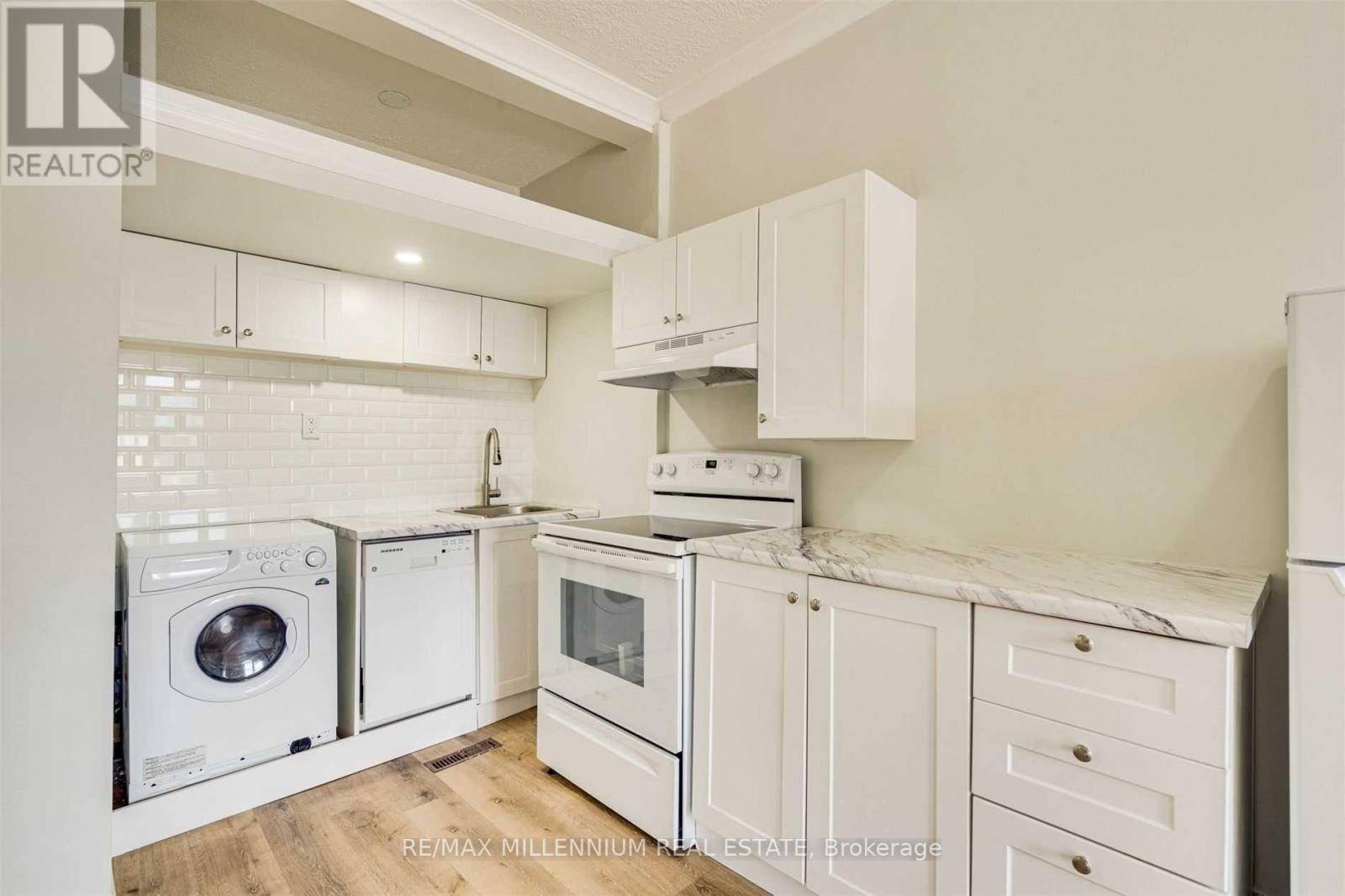 Hamilton (landsdale), ON L8L2X8,363 Barton ST East #1