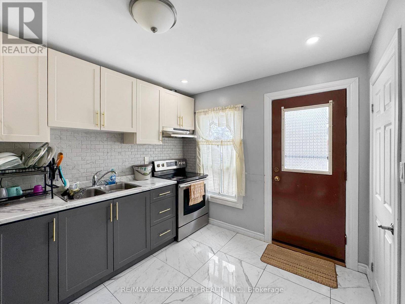 Hamilton (gibson), ON L8L6Y9,55 CONNAUGHT AVENUE N