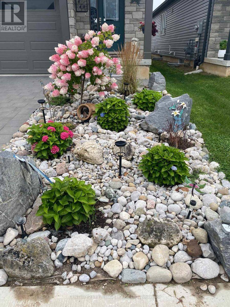 Central Elgin (port Stanley), ON N5L0B4,54 COMPASS TRAIL W