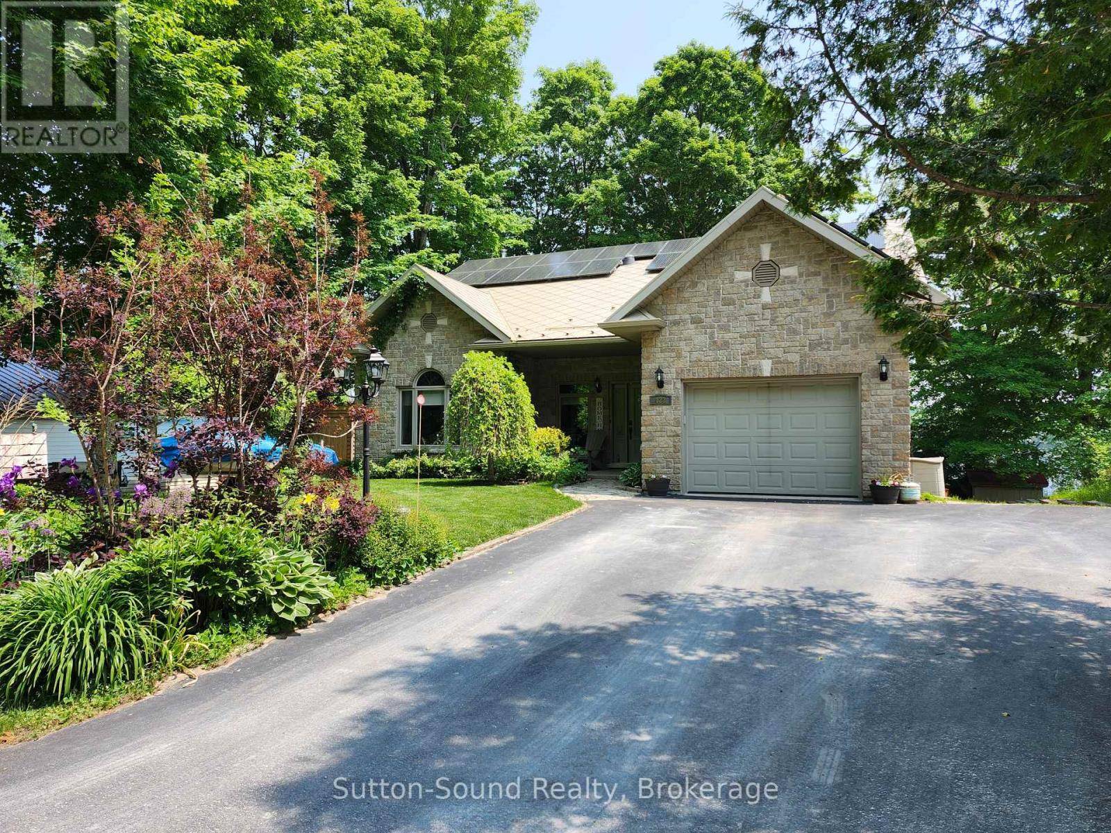 Chatsworth, ON N0H2V0,122 MCCULLOUGH LAKE DRIVE