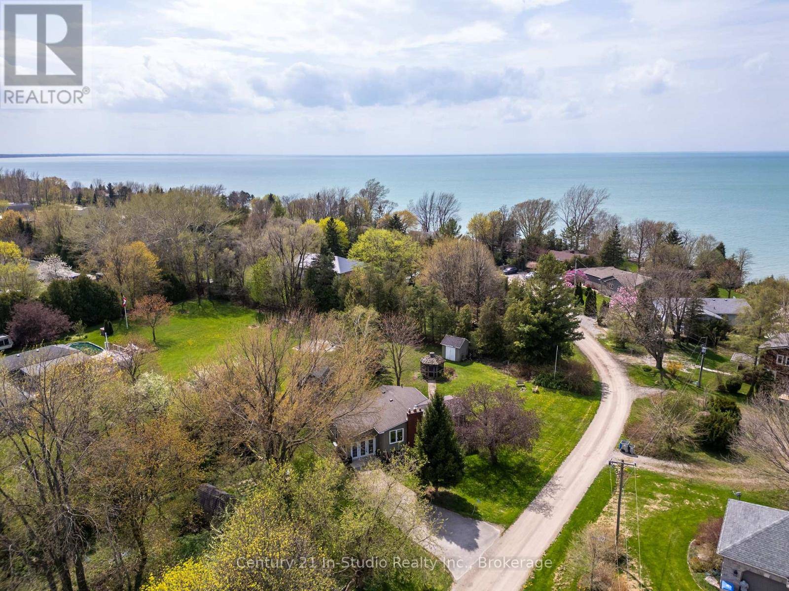Bluewater (hay), ON N0M1N0,72234 LAKESHORE DRIVE