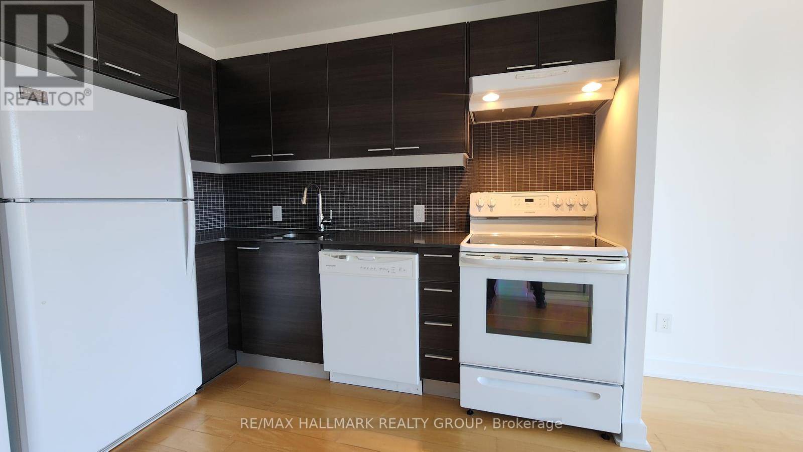Ottawa, ON K2P0R4,354 Gladstone AVE #228