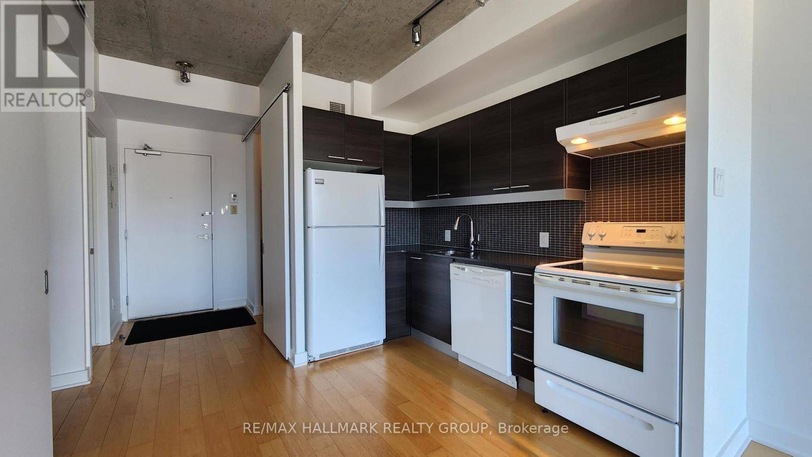 Ottawa, ON K2P0R4,354 Gladstone AVE #228