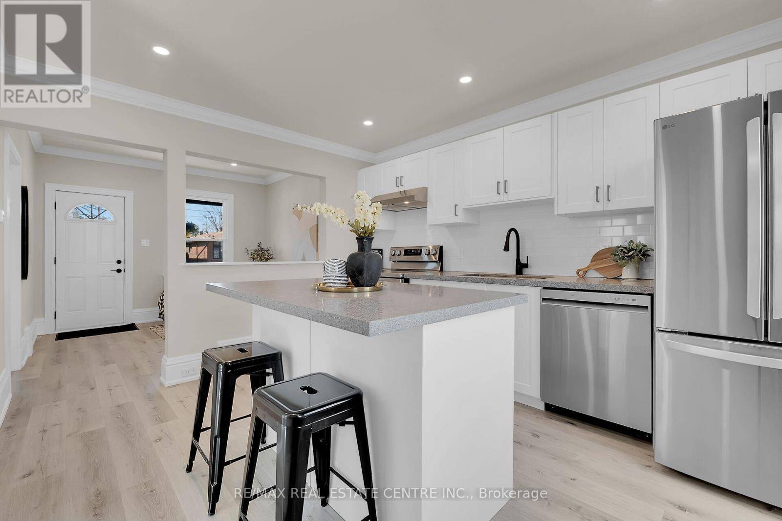 Hamilton (crown Point), ON L8H4N4,70 ROBINS AVENUE