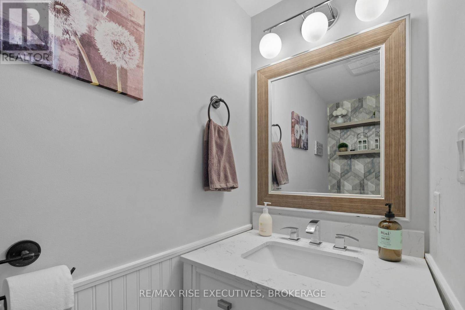 Kingston (kingston East (incl Barret Crt)), ON K7K7K5,991 BLUFFWOOD AVENUE