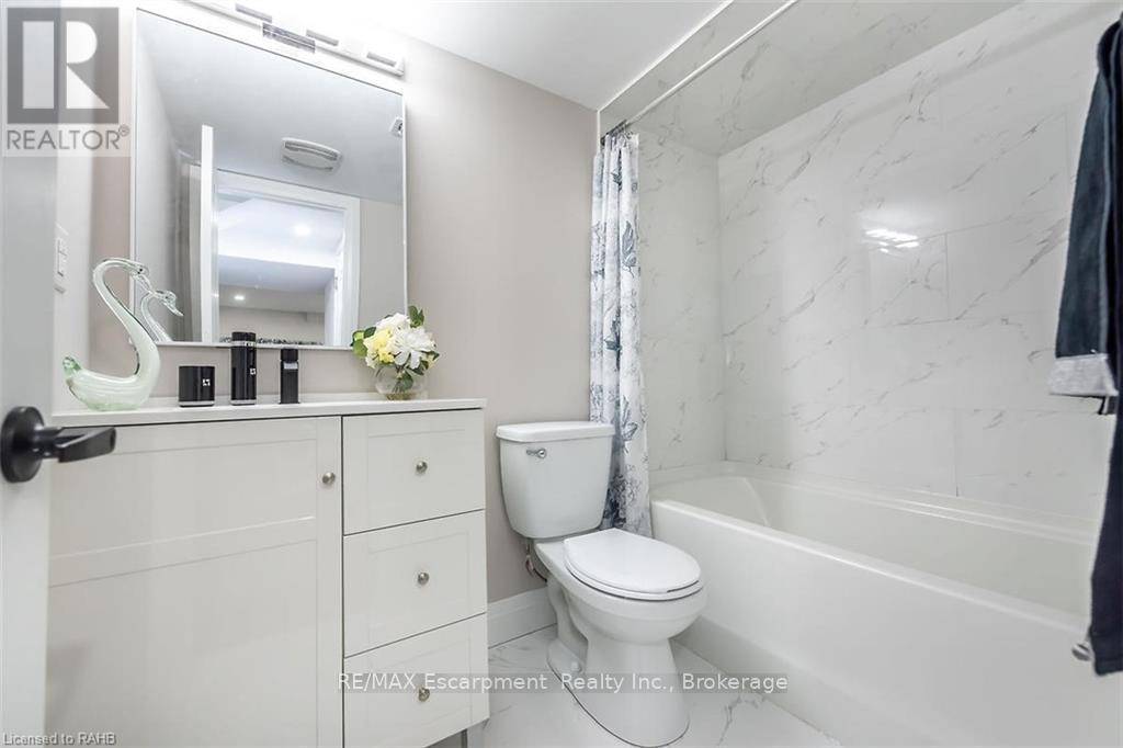 Hamilton (raleigh), ON L8V3T5,153 East 33rd ST East #Lower Unit