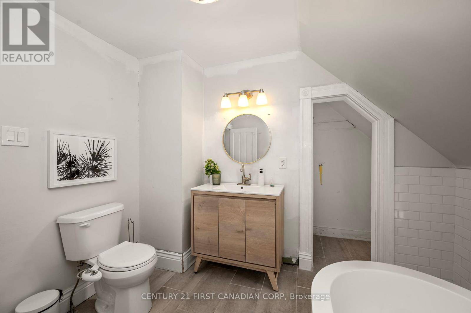 London East (east G), ON N5W3M7,895 PRINCESS AVENUE