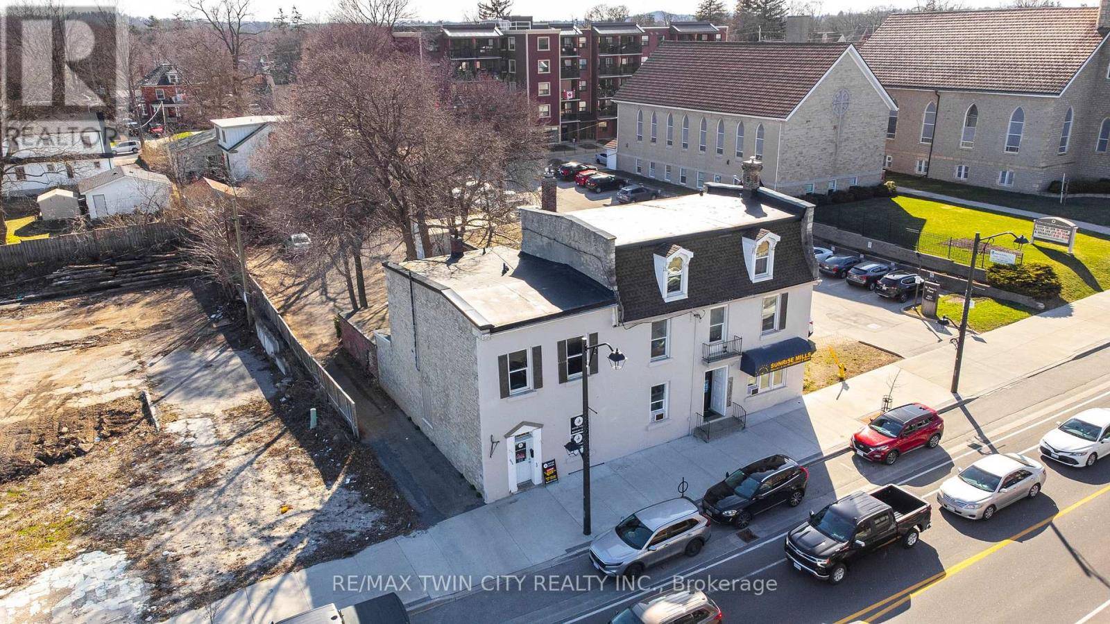 Cambridge, ON N3H3P2,840-846 KING STREET E