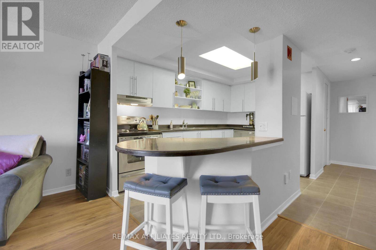 Ottawa, ON K1Y4S3,45 Holland AVE #207