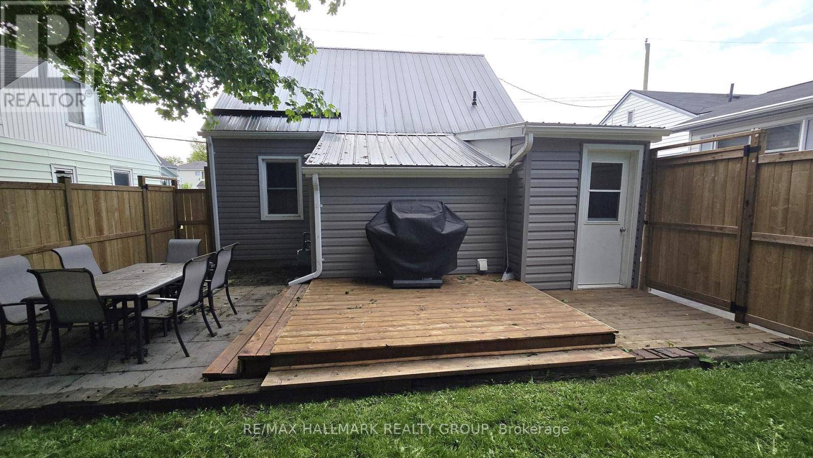 Renfrew, ON K7V2Z4,231 WILLIAM AVENUE
