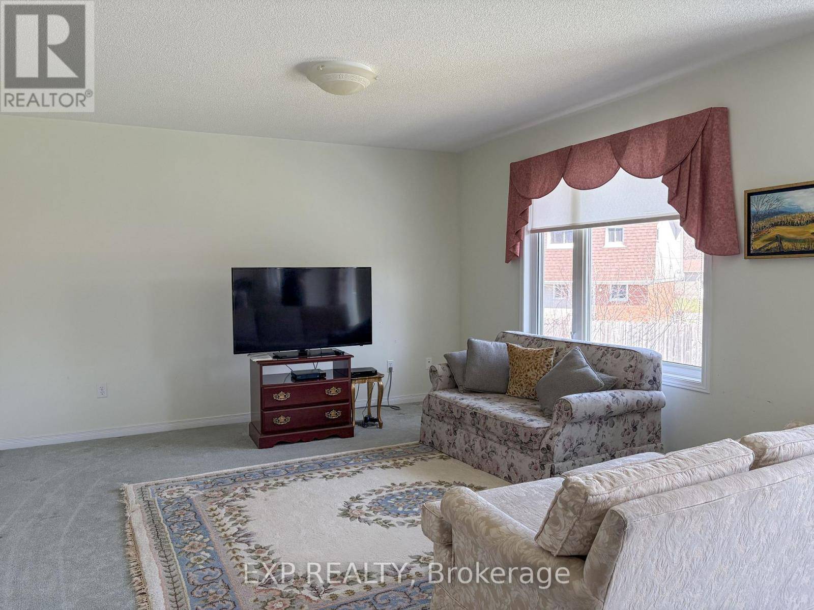 Renfrew, ON K7V4K6,213 VANIER CRESCENT