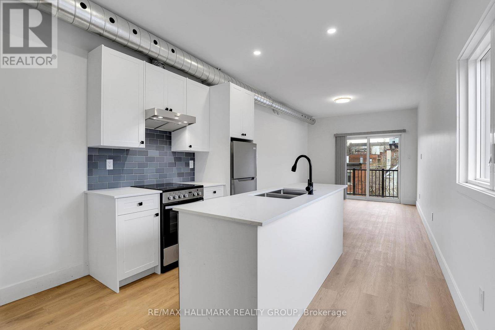Ottawa, ON K1N7X2,109 Russell AVE #5