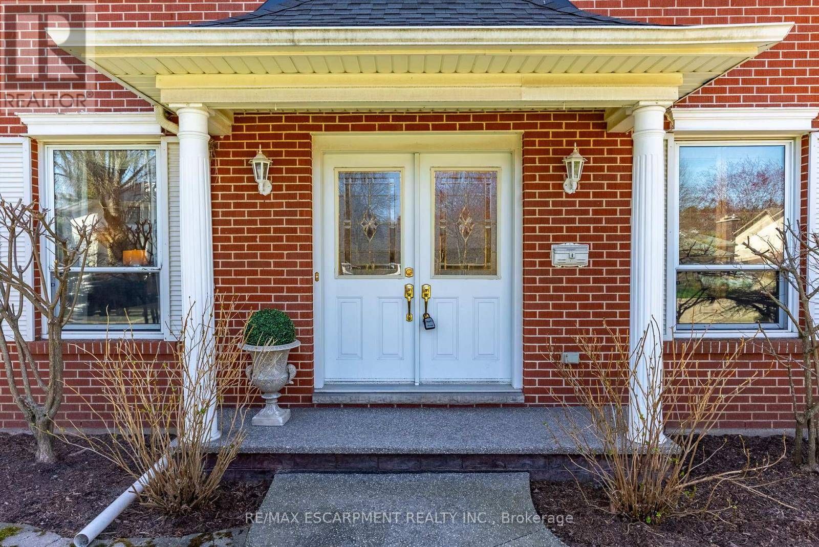Hamilton (ancaster), ON L9G3M3,158 MARIGOLD COURT
