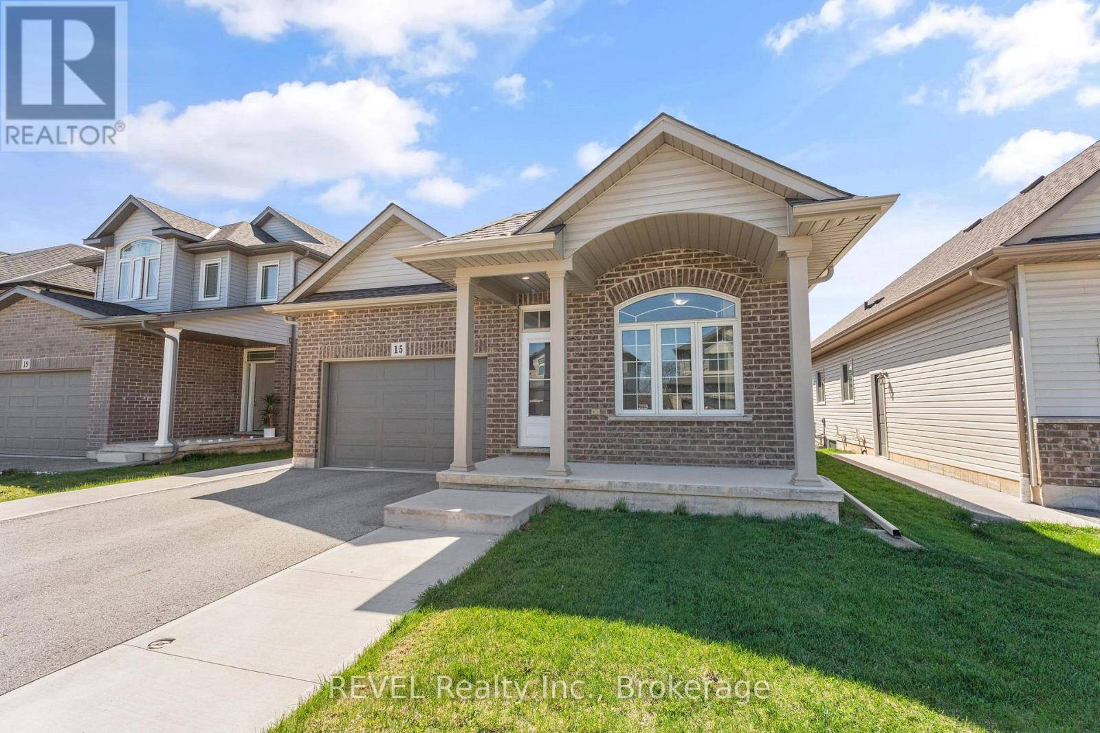 St. Catharines (carlton/bunting), ON L2M0C2,15 BERKSHIRE DRIVE