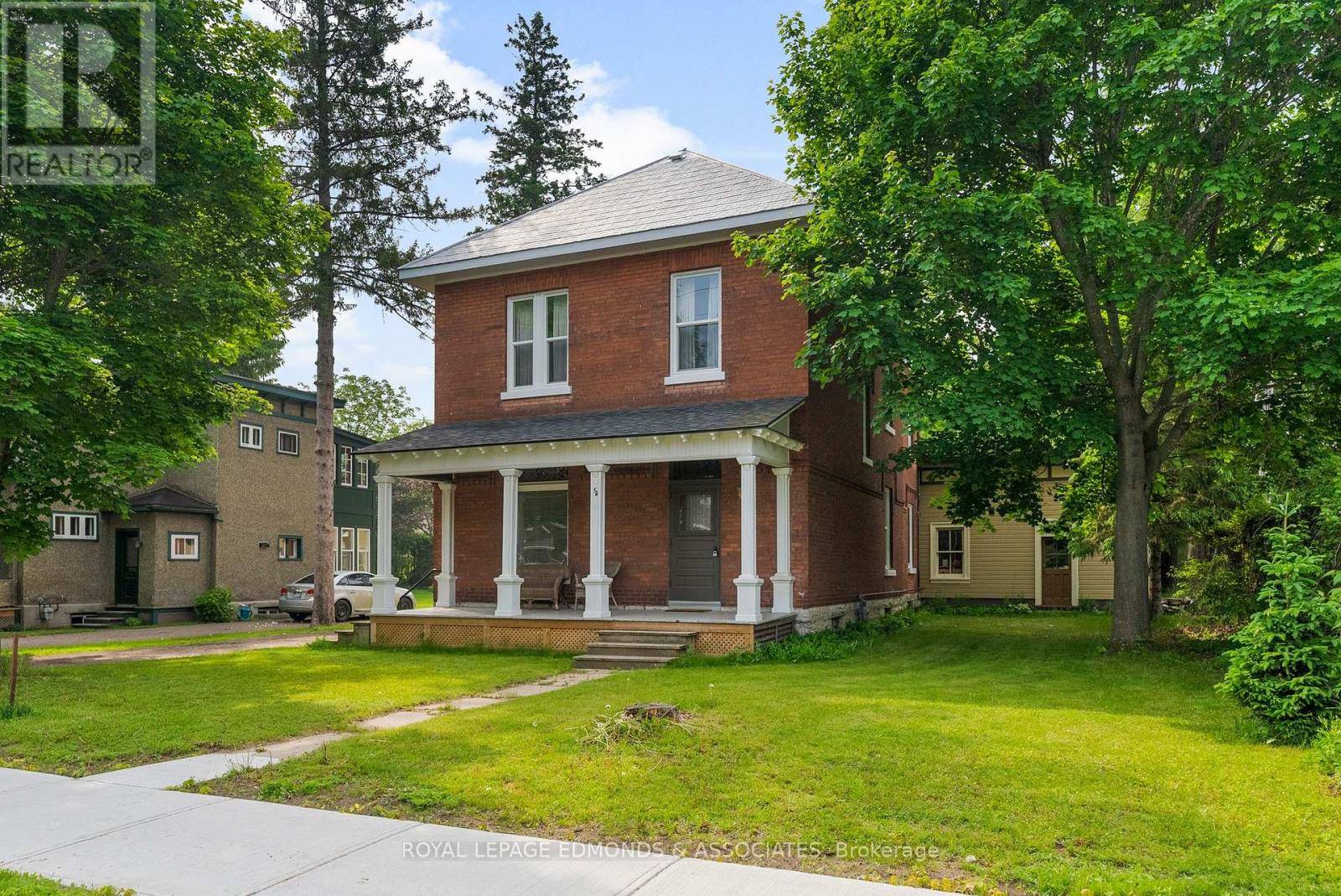 Pembroke, ON K8A5S5,54 ISABELLA STREET