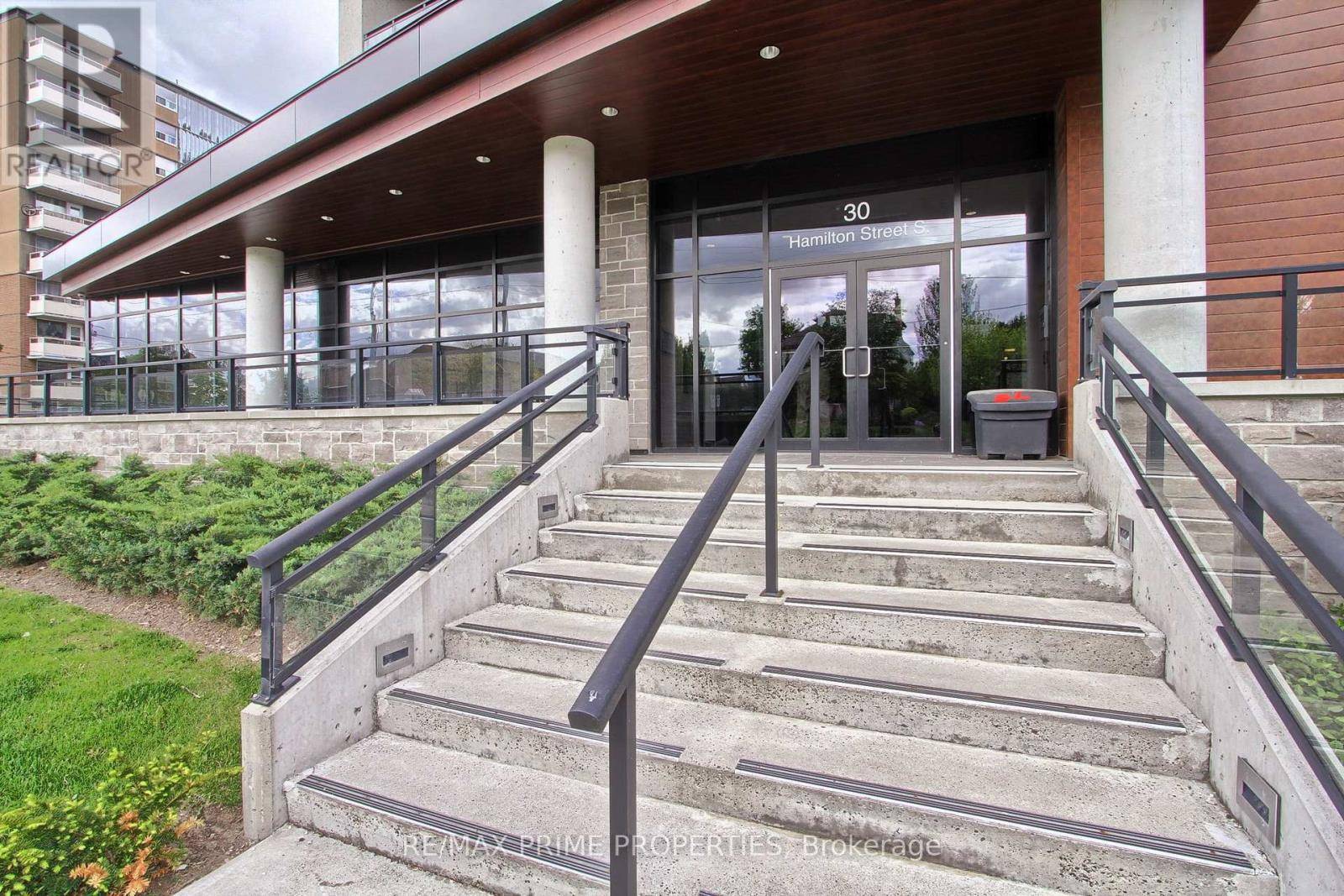 Hamilton (waterdown), ON L0R2H4,30 Hamilton ST #406