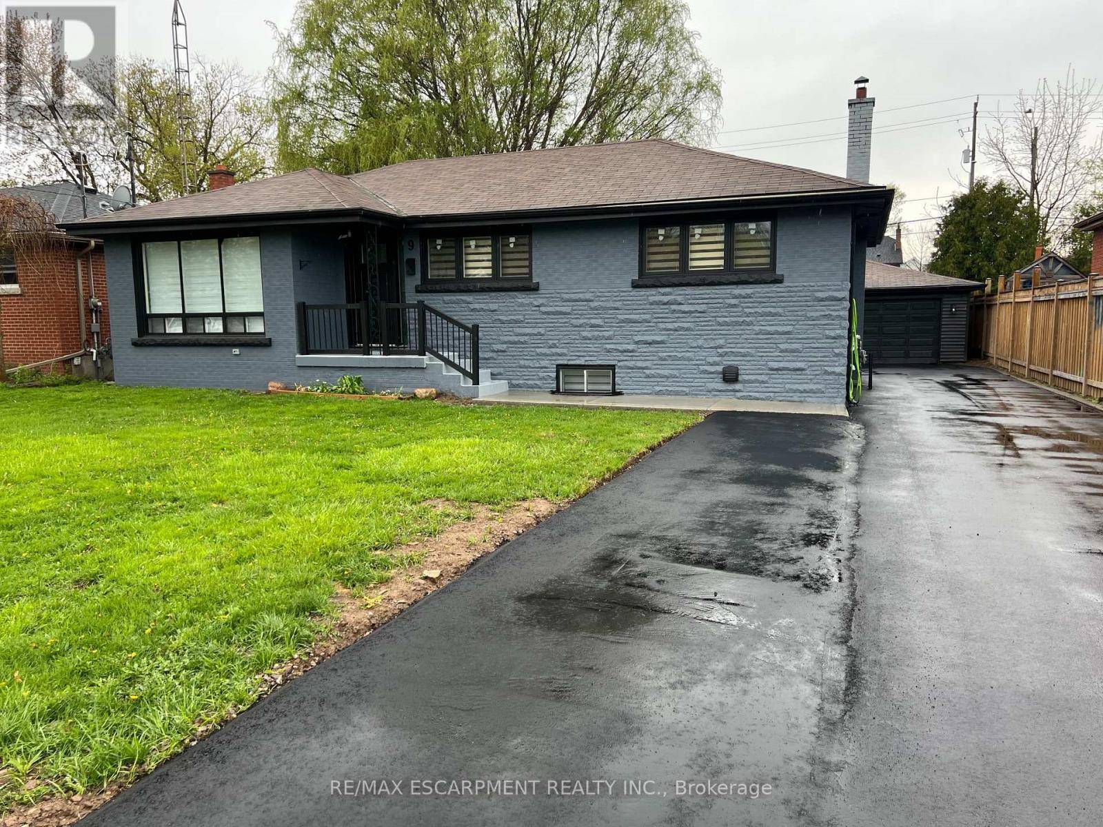 Hamilton (stoney Creek), ON L8G2J4,9 FAIRCOURT DRIVE