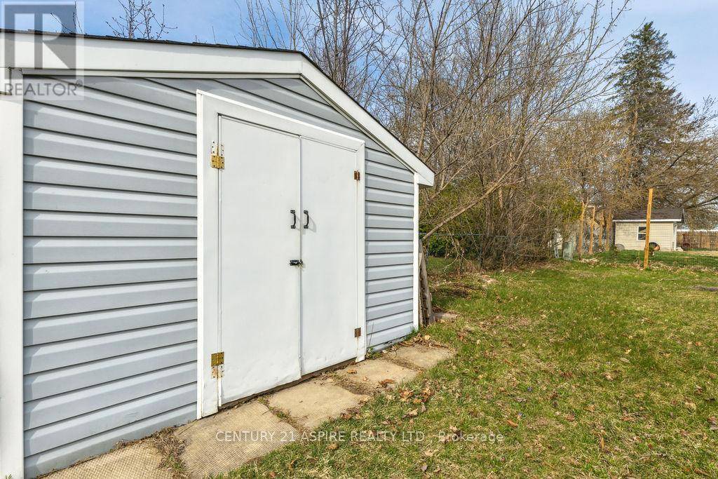 Pembroke, ON K8A1Y3,327 FRASER STREET