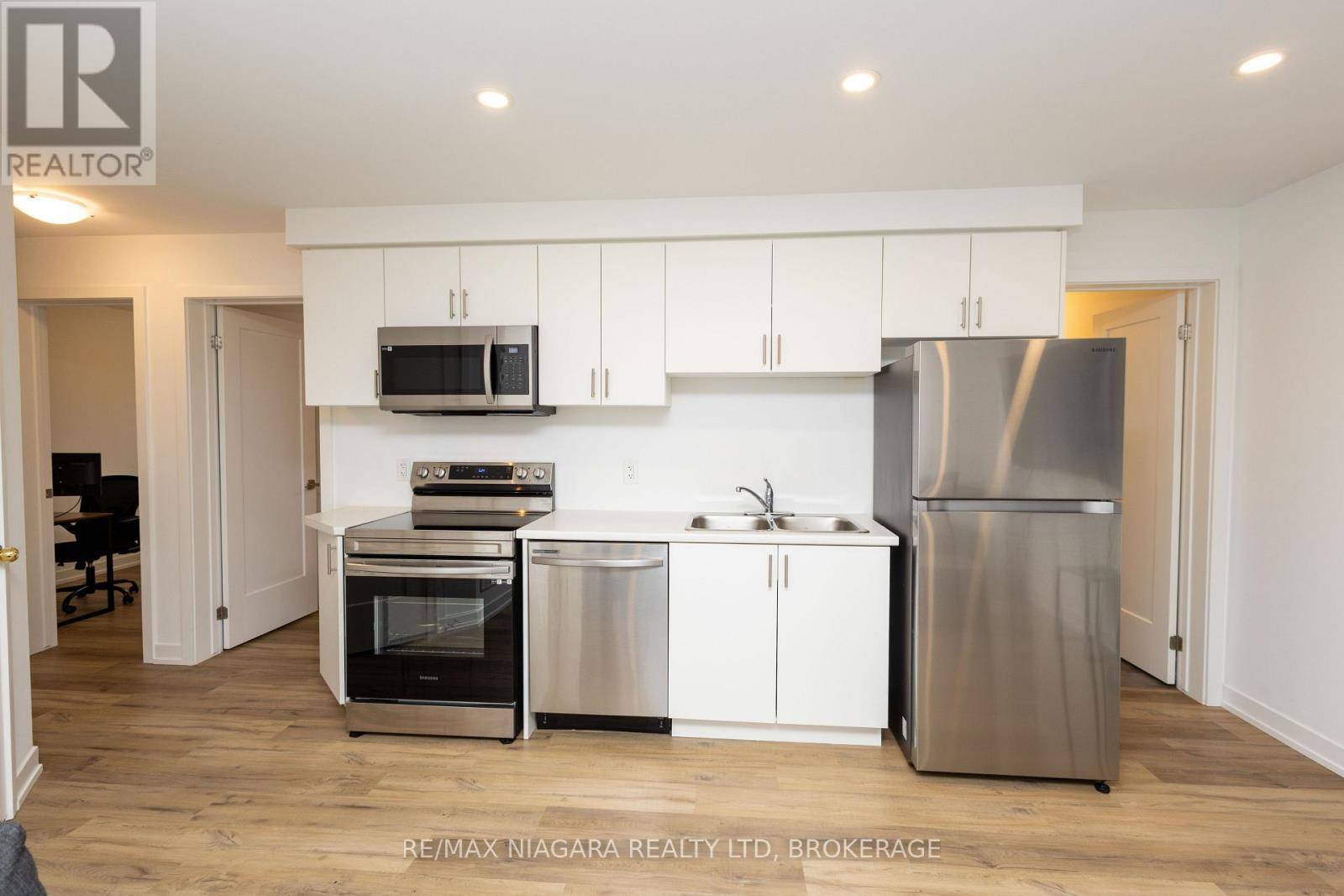 Niagara Falls (downtown), ON L2E0C2,4263 Fourth AVE #211