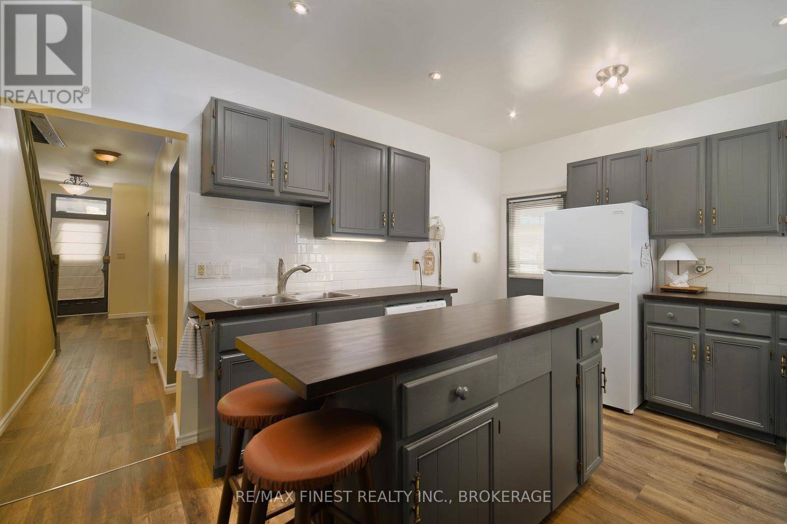 Kingston (east Of Sir John A. Blvd), ON K7K2C4,62 STEPHEN STREET