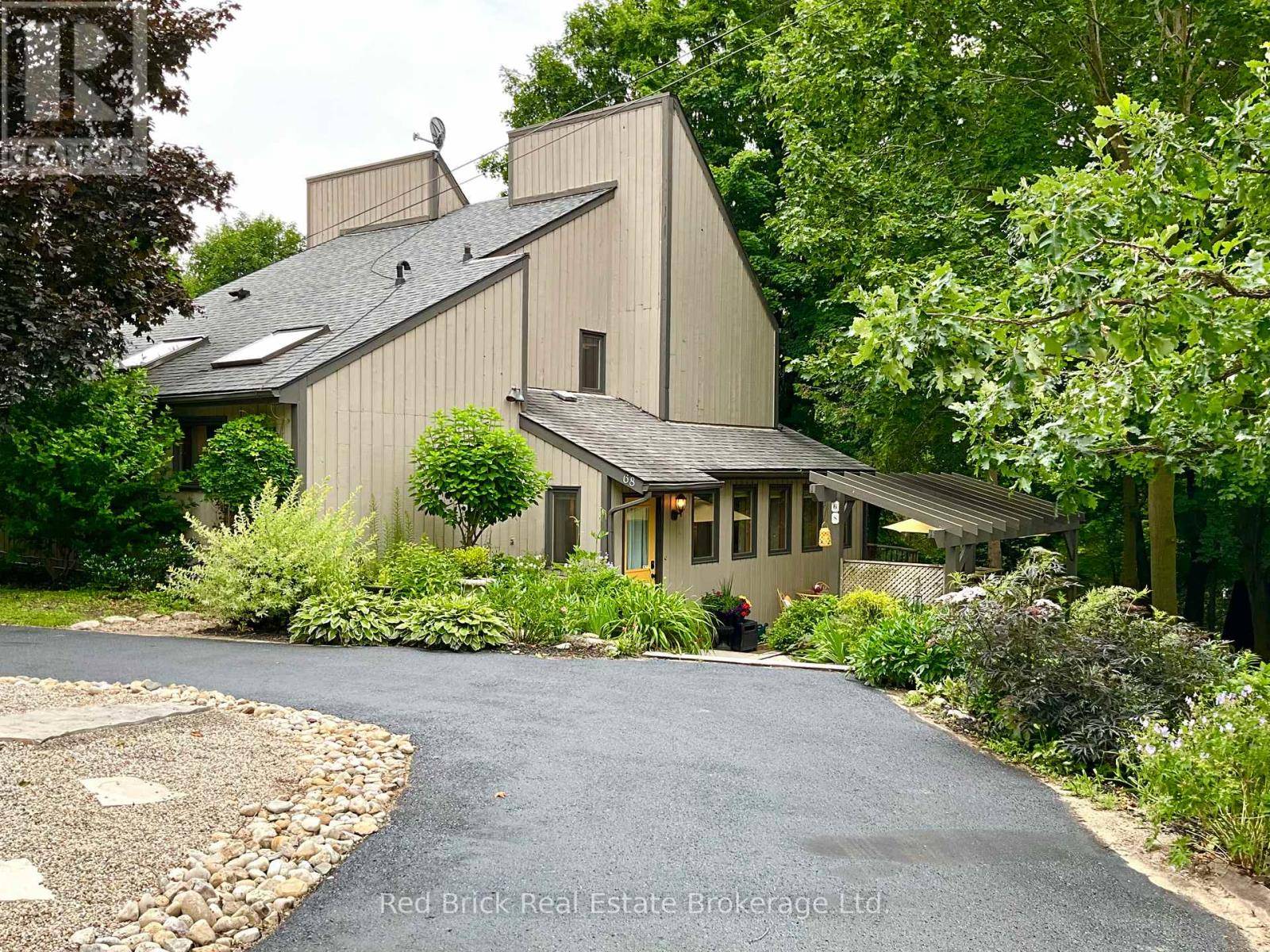 Centre Wellington (elora/salem), ON N0B1S0,68 MCNAB STREET E